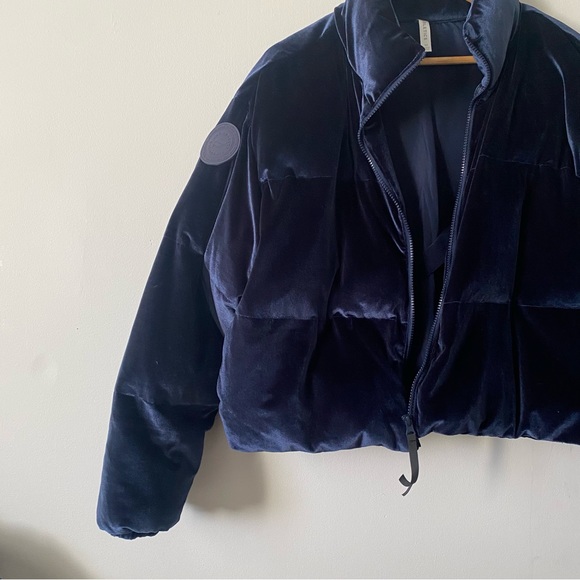 Wander Velour Fabletics Blue Velvet Puffer Cropped Jacket size M - Picture 5 of 7